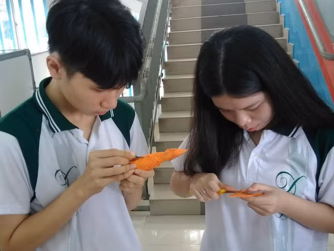 Học sinh Trường THCS - THPT Diên Hồng -Quận 10 trổ tài cắt tỉa cà rốt trang trí trên mâm cỗ Trung thu.