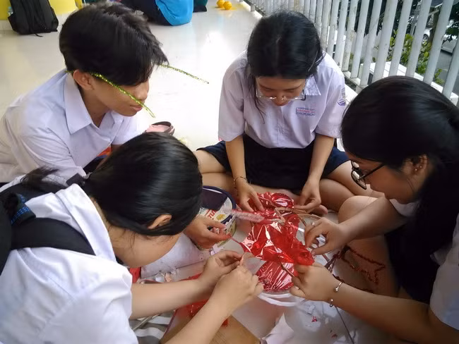 Các học sinh tham gia thiết kế lồng đèn.