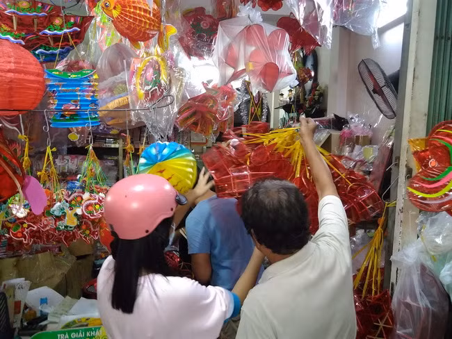 Tại đây luôn nhộn nhịp rất đông khách hàng đến mua sản phẩm lồng đèn truyền thống. Tại đây luôn nhộn nhịp rất đông khách hàng đến mua sản phẩm lồng đèn truyền thống.