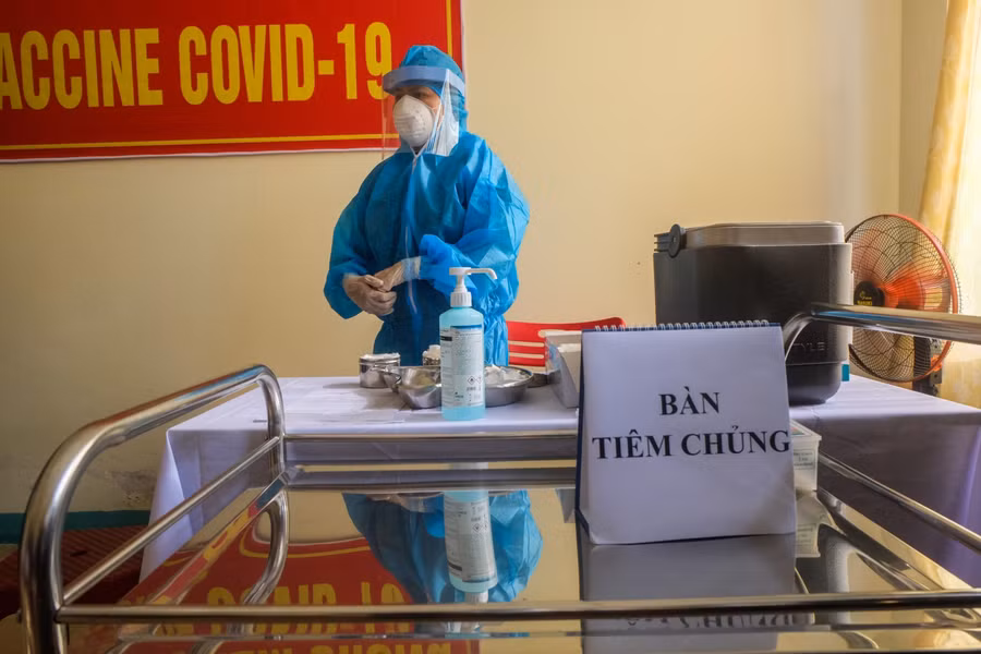 Nhân viên tiêm chủng sát khuẩn tay sau khi tiêm xong.