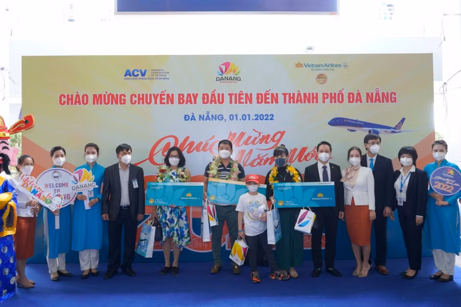 3 hành khách may mắn cũng đã nhận được 3 thẻ quà tặng vé máy bay khứ hồi Vietnam Airlines do Hãng hàng không Vietnam Airlines tài trợ.