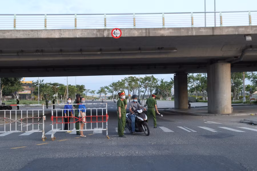 Đúng 18h ngày 31/7, ngay sau khi Chỉ thị 05 của UBND Đà Nẵng có hiệu lực, các đơn vị bắt đầu kiểm soát chặt chẽ người và phương tiện khi ra đường.
