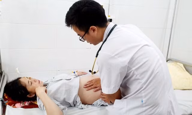 Một thai phụ mắc sốt xuất huyết đang điều trị tại Trung tâm bệnh nhiệt đới.