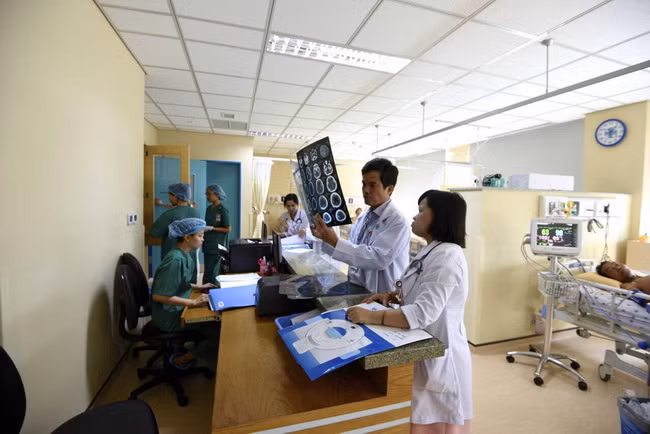 Bác sĩ đang chuẩn đoán các xét nghiệm cho bệnh nhân đột quỵ (Ảnh: BVCC). Bác sĩ đang chuẩn đoán các xét nghiệm cho bệnh nhân đột quỵ (Ảnh: BVCC).