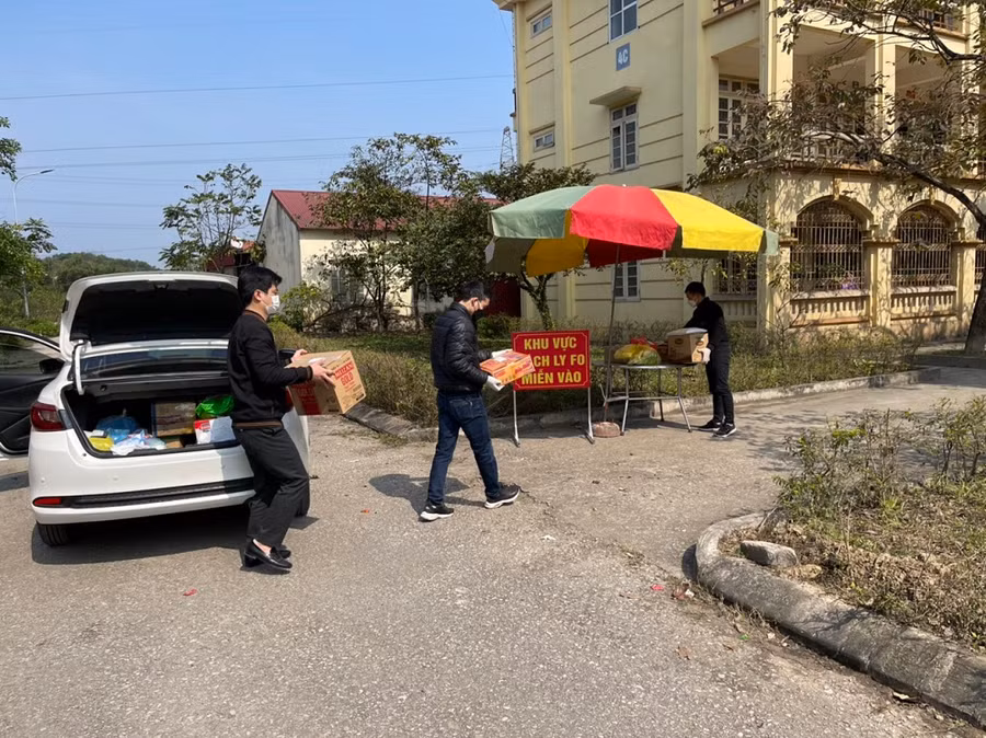 Đồ dùng học tập và nhu yếu phẩm của sinh viên được thầy cô vận chuyển, trao tới tay