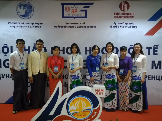 Các sinh viên khoa tiếng Nga - trường ĐH Sư phạm TPHCM chụp hình lưu niệm với các đại biểu tại hội thảo.