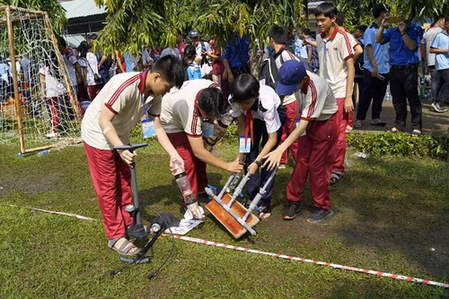 Các đội đưa tên lửa nước vào khu vực thi đấu. Các đội đưa tên lửa nước vào khu vực thi đấu.