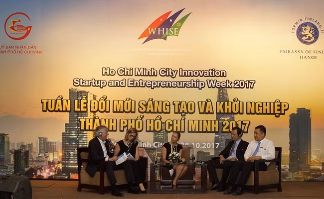 Các khách mời thảo luận về vấn đề mô hình đổi mới giáo dục Phần Lan tại WHISE 2017.