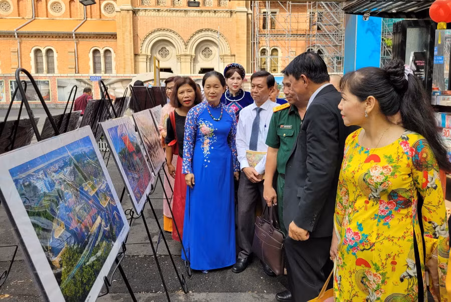 Các đại biểu tham quan triểm lãm ảnh.