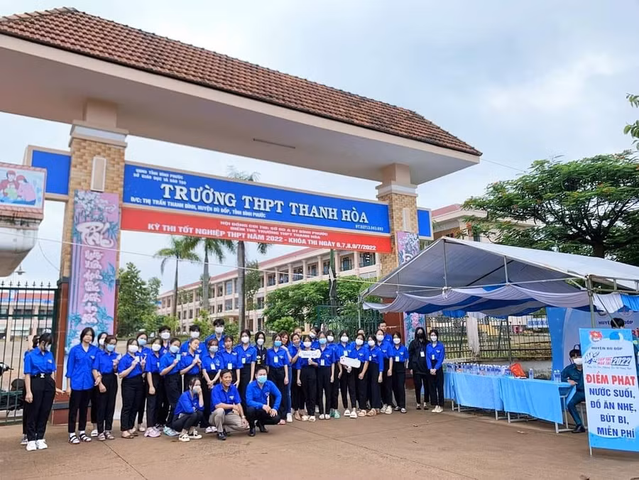 Tình nguyện viên tại điểm thi Trường THPT Thanh Hòa (huyện Bù Đốp, tỉnh Bình Phước). (Ảnh: Quốc Hải). Tình nguyện viên tại điểm thi Trường THPT Thanh Hòa (huyện Bù Đốp, tỉnh Bình Phước). (Ảnh: Quốc Hải).