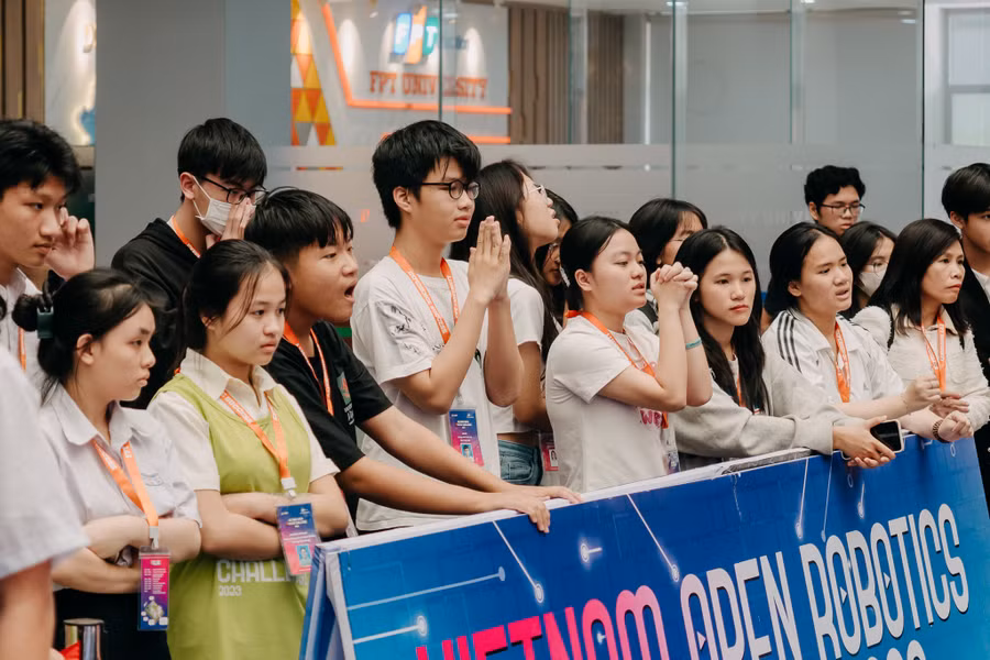 Cổ động viên hồi hộp theo dõi hành trình của các đội thi. Cổ động viên hồi hộp theo dõi hành trình của các đội thi.