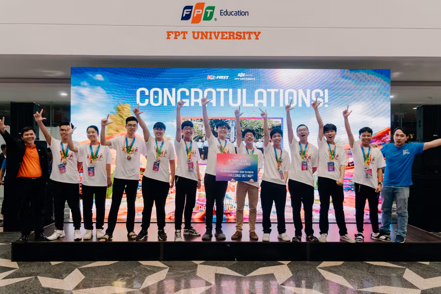 Đội thi của Trường THPT chuyên Lê Quý Đôn (Đà Nẵng) giành giải Nhì chung cuộc. Đội thi của Trường THPT chuyên Lê Quý Đôn (Đà Nẵng) giành giải Nhì chung cuộc.