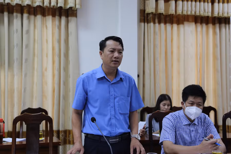 Ông Đinh Tuấn Anh, Trưởng phòng GD&amp;ĐT huyện Minh Hóa phát biểu tại buổi làm việc.