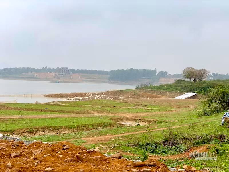 Đất quanh khu vực hồ Đồng Chanh (Lương Sơn - Hoà Bình) nhiều chỗ vẫn chỉ là bãi cỏ chăn thả trâu bò, mặt hồ để nuôi thả vịt thời gian qua rao bán cao gấp 2-3 lần năm ngoái nhưng theo lãnh đạo xã Nhuận Trạch thực tế không có chuyển nhượng, giao dịch gần như không có, giá cao do môi giới Giá đất sôi sục khắp nơi, loạt địa phương mạnh tay ‘cắt cơn’ sốt ảo