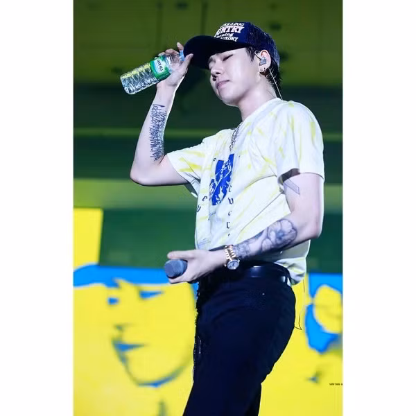 Zico có nhiều hình xăm trên cơ thể và không ngại khoe với người hâm mộ. Một trong những hình xăm ý nghĩa nhất của nam thần tượng là dải ruy băng màu vàng liên quan tới thảm kịch chìm phà Sewol trên cánh tay trái. Hơn 300 nạn nhân đã thiệt mạng do vụ chìm phà, trong đó có những người hâm mộ Zico và Block B. Anh đã xăm dải băng để tưởng nhớ nạn nhân của thảm kịch và nhắc nhở bản thân luôn cố gắng. Ý nghĩa hình xăm của 9 thần tượng Hàn Quốc nổi tiếng