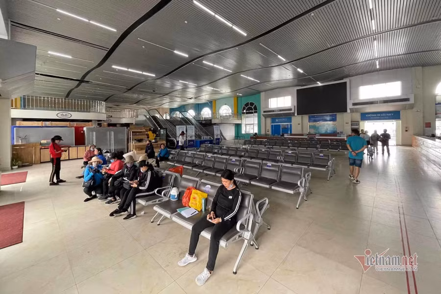 Nhà ga cảng tàu du lịch quốc tế Tuần Châu chung số phận vắng khách. Nhà ga cảng tàu du lịch quốc tế Tuần Châu chung số phận vắng khách.