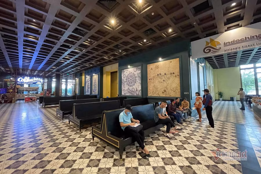 Khu vực khách chờ trong nhà ga lác đác vài người. Khu vực khách chờ trong nhà ga lác đác vài người.