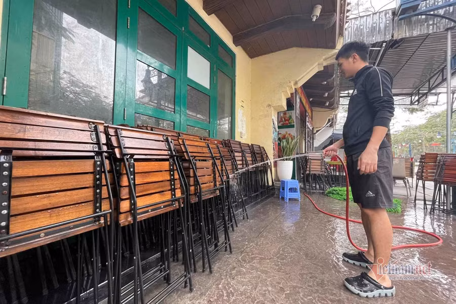 Người dân dọn dẹp sạch sẽ quán để chuẩn bị đón khách. Người dân dọn dẹp sạch sẽ quán để chuẩn bị đón khách.