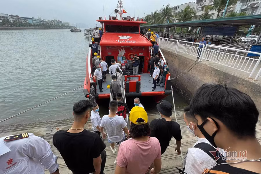 Du khách đi tàu ghép để đủ số ghế trên 1 tàu. Du khách đi tàu ghép để đủ số ghế trên 1 tàu.