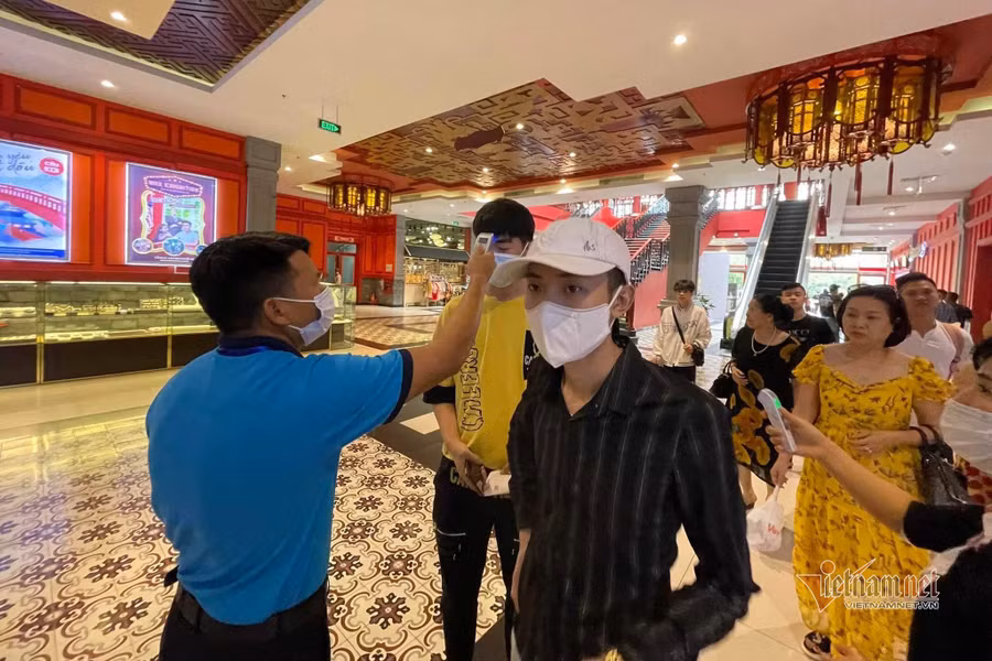 Mọi người vẫn được đo thân nhiệt trước khi vào khu vui chơi. Mọi người vẫn được đo thân nhiệt trước khi vào khu vui chơi.