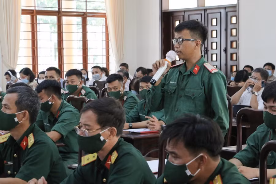 Cử tri quân nhân đặt ý kiến tại đơn vị bầu cử số 10