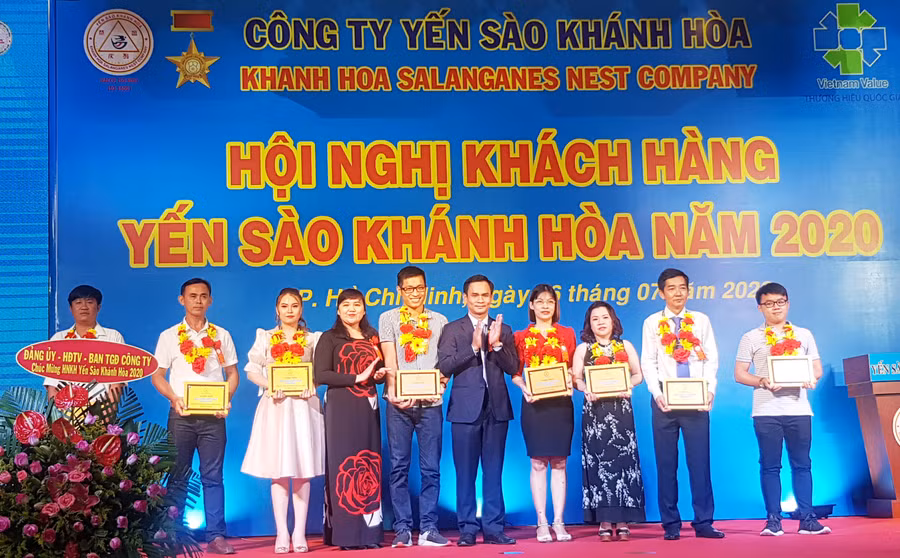 Trao danh hiệu nhà phân phối Vàng cho khách hàng.