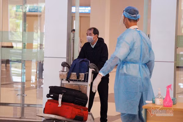 Bí thư TP.HCM gợi ý tính phí xét nghiệm vào vé máy bay của khách đến VN
