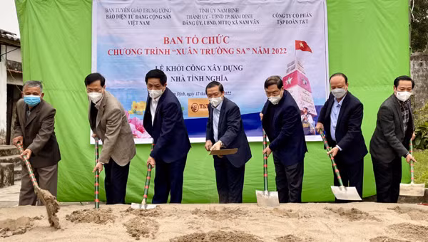 Ông Nguyễn Tất Thắng, Phó TGĐ T&T Group cùng lãnh đạo Ban Tuyên giáo Trung ương, Lãnh đạo Tỉnh Nam Định thực hiện nghi thức khởi công xây dựng nhà Tình Nghĩa