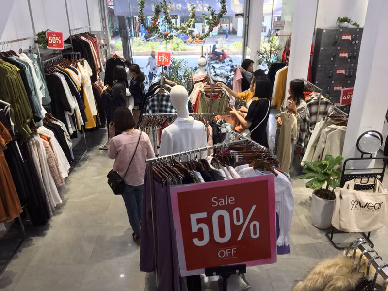 Nhưng khách đa phần chỉ đến xem hàng, còn người mua lại khá ít