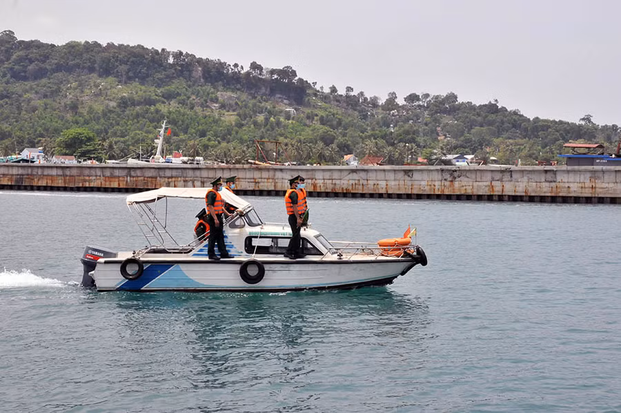 Tuyến đường biên giới trên sông, trên biển cũng được lực lượng chức năng kiểm soát chặt.