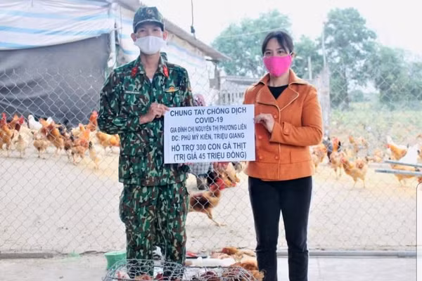 Nữ giáo viên Quảng Trị tặng 300 con gà cho chiến sĩ chống dịch