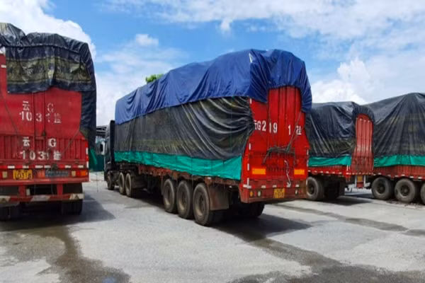 Gần 100 ô tô tải chở đầy hàng lậu vô chủ bỏ rơi ở Lào Cai