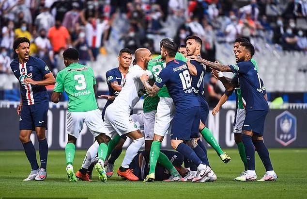 Tình huống Mbappe bị Perrin phạm lỗi rất nguy hiểm ở phút 31