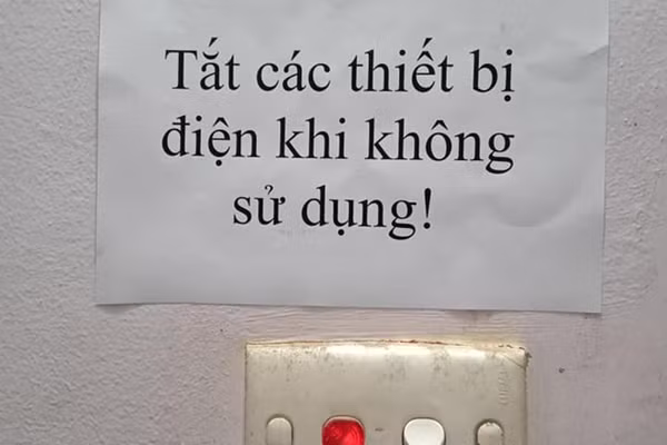 Nhiều gia đình phải hô hào tiết kiệm điện.