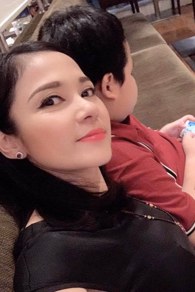Việt Trinh tuổi 48 vẫn độc thân, sống hạnh phúc bên con trai