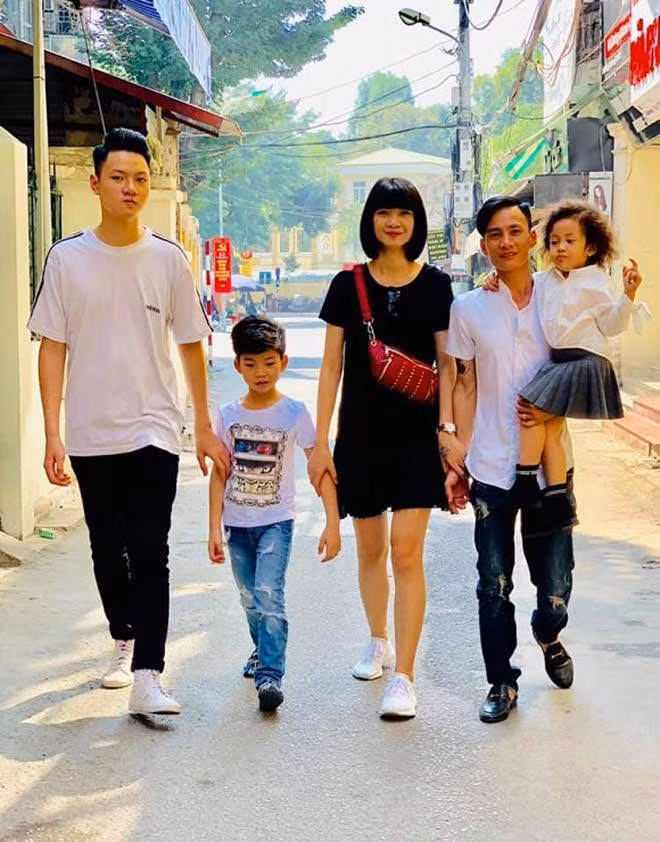 Người chồng kín tiếng suốt 20 năm của ‘bà trùm chân dài’ Hạ Vy
