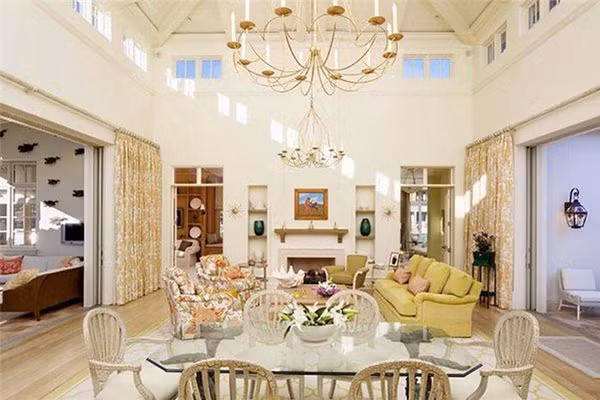 Tránh treo đèn chùm hình nến trên bàn ăn. (Ảnh minh họa). Muốn rước tài lộc, cần lưu ý 10 kiêng kỵ khi bài trí bàn ăn