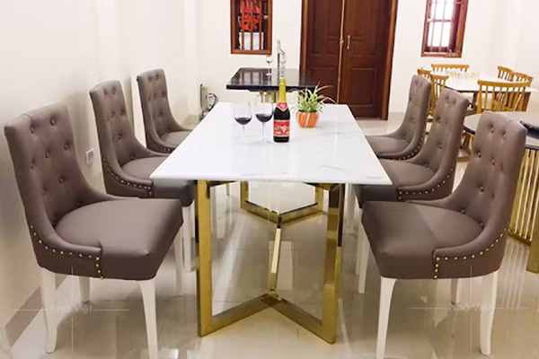 Bàn ăn không nên xung thẳng với cửa chính. (Ảnh minh họa). Muốn rước tài lộc, cần lưu ý 10 kiêng kỵ khi bài trí bàn ăn
