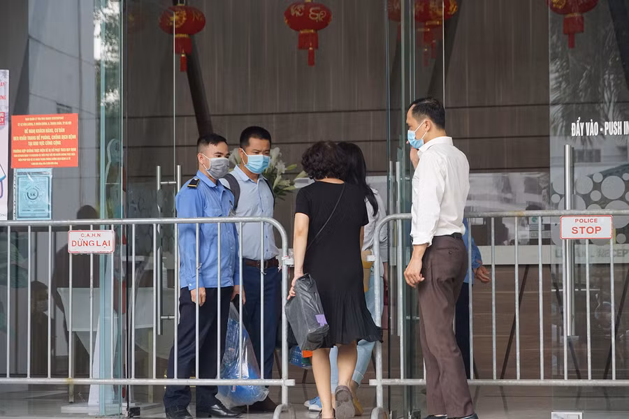 Hà Nội: Phong tỏa khu dân cư phố Lê Văn Lương và Nguyễn Lương Bằng