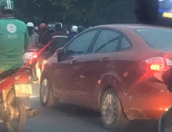 Những màn đãng trí khó đỡ của chị em khi lái ô tô