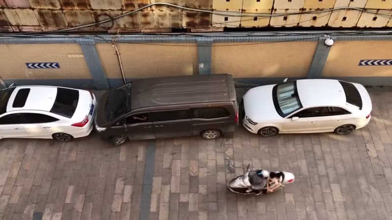 Những màn đãng trí khó đỡ của chị em khi lái ô tô