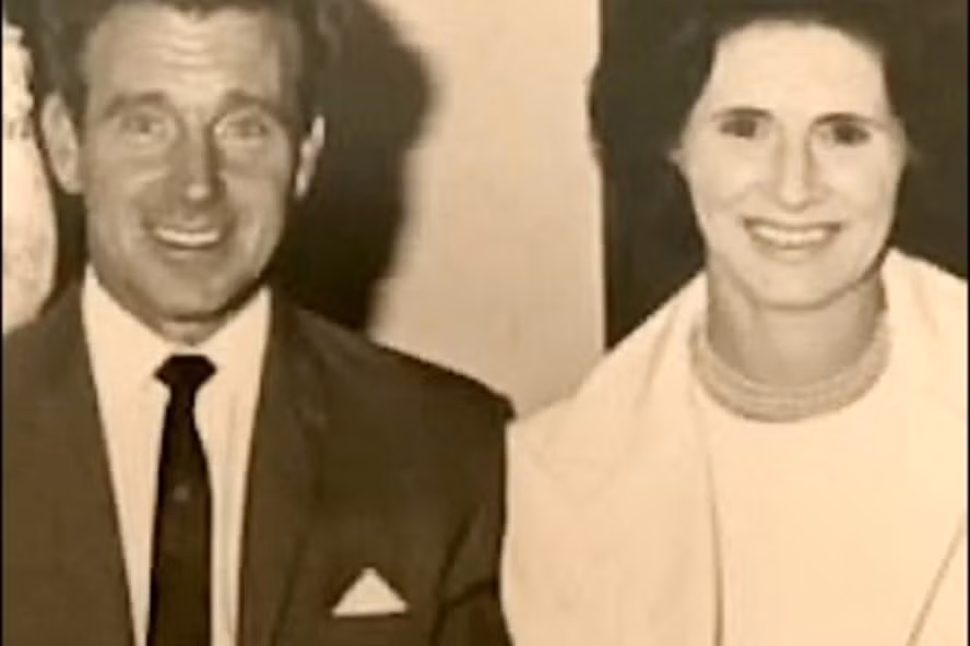 Bức hình ông John và vợ vào ngày cưới năm 1976
