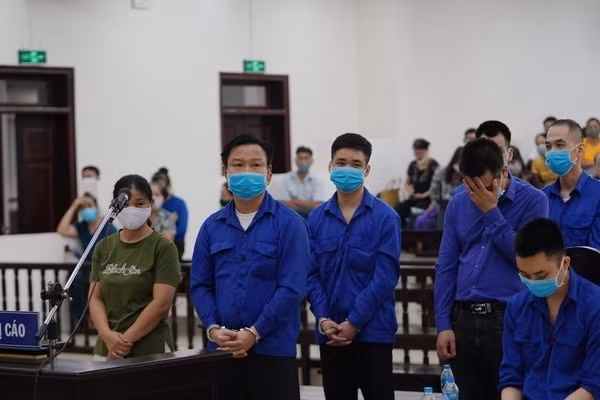 Các bị cáo cầm đầu đa cấp Thăng Long trong vụ án lừa đảo 36.000 người, chiếm đoạt hơn 706 tỷ đồng. Các bị cáo cầm đầu đa cấp Thăng Long trong vụ án lừa đảo 36.000 người, chiếm đoạt hơn 706 tỷ đồng.
