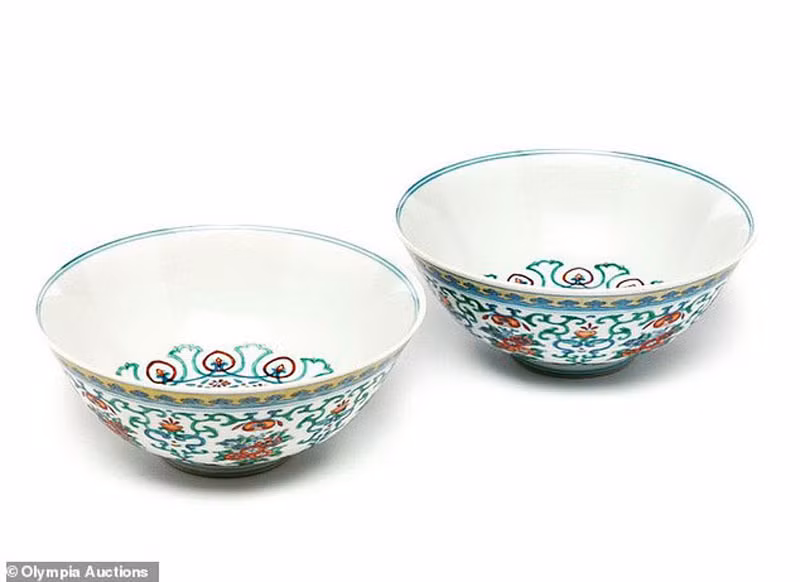 Một cặp bát Doucai của Trung Quốc thế kỷ 20 cũng được trả giá 850 triệu đồng. Một cặp bát Doucai của Trung Quốc thế kỷ 20 cũng được trả giá 850 triệu đồng.