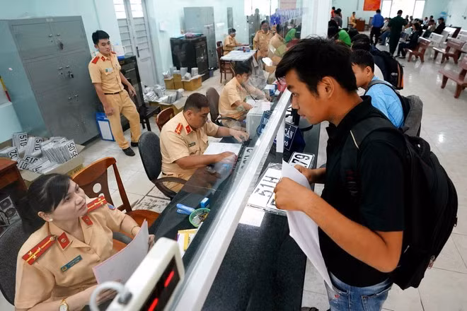 Từ 1/8, sinh viên ngoại tỉnh không được đăng ký xe biển Hà Nội hay TP. Hồ Chí Minh như trước đây. (Ảnh: Độc Lập).