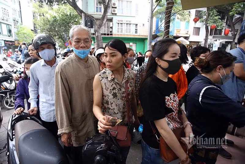 Những người sống cạnh cửa hàng này cho biết, từ chiều hôm trước, cửa hàng đã đông nghịt khách tới mua bánh trôi bánh chay về cúng Tết Hàn thực. Những người sống cạnh cửa hàng này cho biết, từ chiều hôm trước, cửa hàng đã đông nghịt khách tới mua bánh trôi bánh chay về cúng Tết Hàn thực.