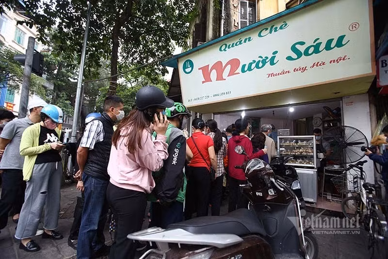 Tuy nhiên, mọi người vẫn phải xếp hàng dài chờ cả tiếng mới đến lượt. Tuy nhiên, mọi người vẫn phải xếp hàng dài chờ cả tiếng mới đến lượt.
