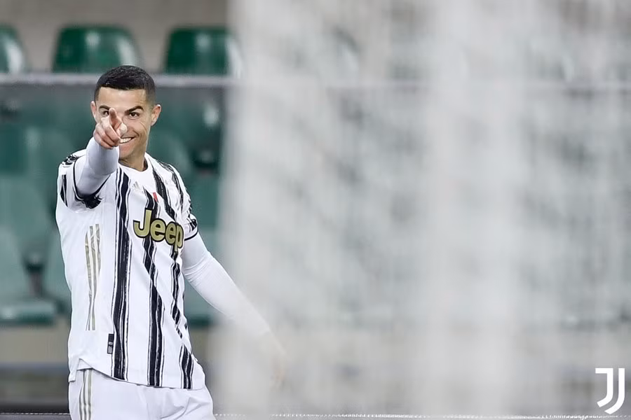 Ronaldo lập công, Juventus vẫn bị cầm chân