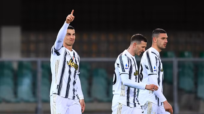 Ronaldo lập công, Juventus vẫn bị cầm chân