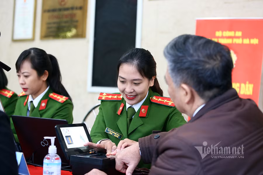 Công an Hà Nội chính thức cấp thẻ căn cước gắn chip cho công dân